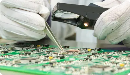 Специалист выполняет ручную проверку электронной платы
